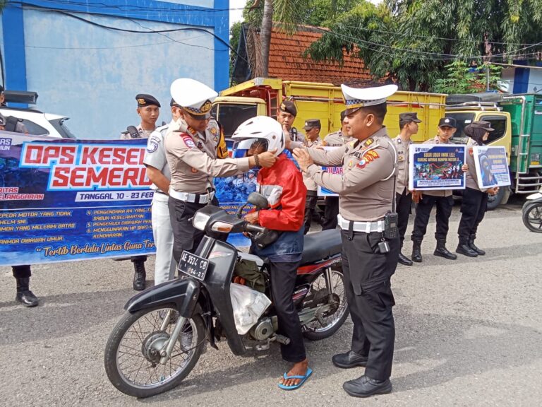 Operasi Keselamatan Semeru 2025 Polres Madiun Beri Helm dan Souvenir bagi Pengendara Tertib*