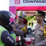 Indahnya Berbagi di Bulan Suci Ramadhan, Polres Gresik Bagikan Takjil kepada Pengendara