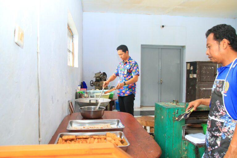 Gorengan Jadi Jalan Pembinaan, Warga Binaan Lapas Banyuwangi Produksi UMKM di Balik Jeruji