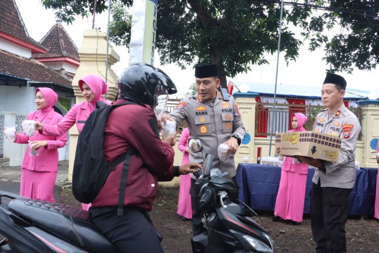 Polresta Banyuwangi dan Bhayangkari berbagi Takjil Gratis  sebagai Rasa Peduli di Bulan Ramadhan 1446 H