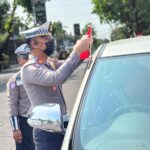 Semarak Jelang Hari Kemerdekaan RI ke -80, Polisi Berbagi Bendera Merah Putih di Nganjuk*