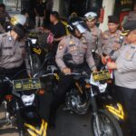 Menyemarakkan HUT ke-80 RI, Kapolres Pasuruan Pasang Umbul-Umbul, Bendera, dan Hias Kendaraan Dinas