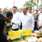 Polri Distribusikan 6 Ton   Beras Menggelar Gerakan Pasar Murah  di Madiun, Sinergi dengan Bulog Tekan Inflasi
