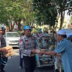 Polisi Peduli : Patroli Dialogis Polresta Banyuwangi Sambil Berbagi Nasi Untuk Abang Becak
