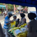 Kolaborasi Polisi dan Bulog Gelontorkan 108 Ton Beras Murah di Banyuwangi