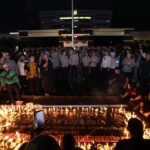 Driver Ojol Gelar Aksi Damai 1000 Lilin di Depan Mapolda Jatim Driver Ojol Gelar Aksi Damai 1000 Lilin di Depan Mapolda Jatim