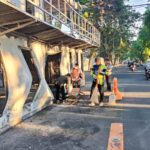 Ojol & Warga Kompak Bersihkan Pos Polisi yang Dibakar Massa di Surabaya IMG-20250831-WA0021