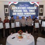 Kapolrestabes Surabaya Beri Penghargaan Kapolsek Wonokromo dan Toga Tomas atas Peran Aktif Jaga Kamtibmas IMG-20250908-WA0004