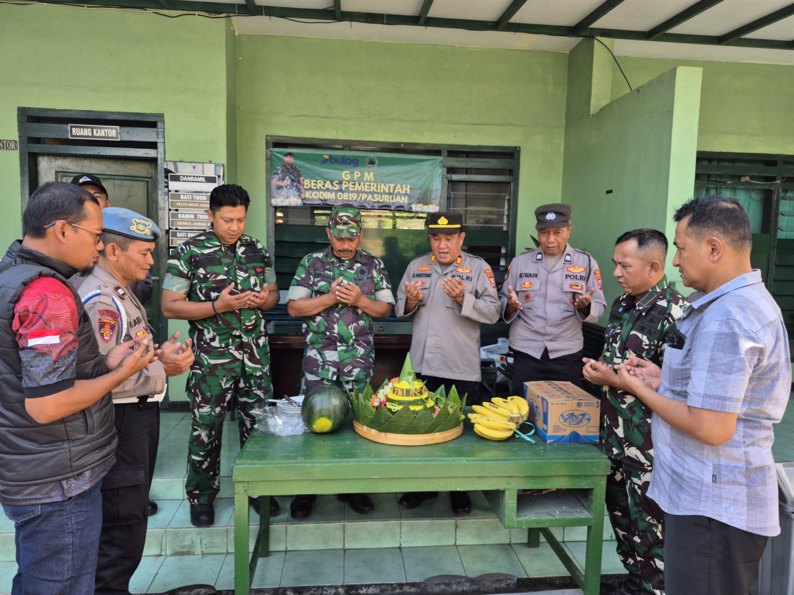 Wujudkan Solidaritas Polsek Prigen Sambangi Koramil dan Serahkan Tumpeng HUT TNI ke 80 IMG-20251005-WA0029