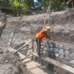Kesalahpahaman antara Awak Media dan Tim Pelaksana Lapangan Terjadi di Lokasi Proyek Plesengan Sungai Avur, Sidoarjo IMG-20251016-WA0008