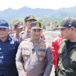 Personel Gabungan Polda Jatim Lakukan Aksi Kemanusiaan Pascabanjir Lahar Semeru di Lumajang IMG-20251208-WA0024